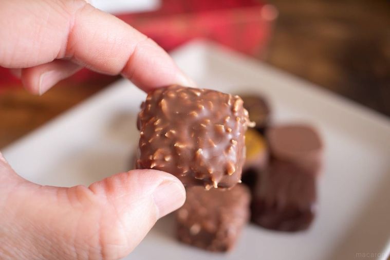 リンツミルクココナッツ プラリネを手で持っている