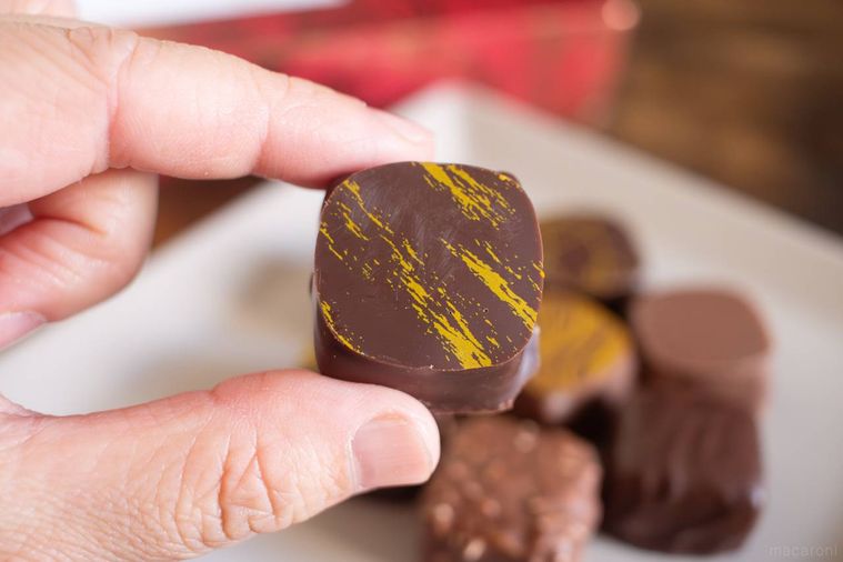 リンツダーク70カカオ プラリネを手で持っている