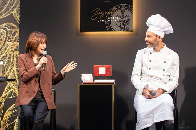 対談しているアルノ・ラゴさんとチョコレートジャーナリストの市川歩美さん