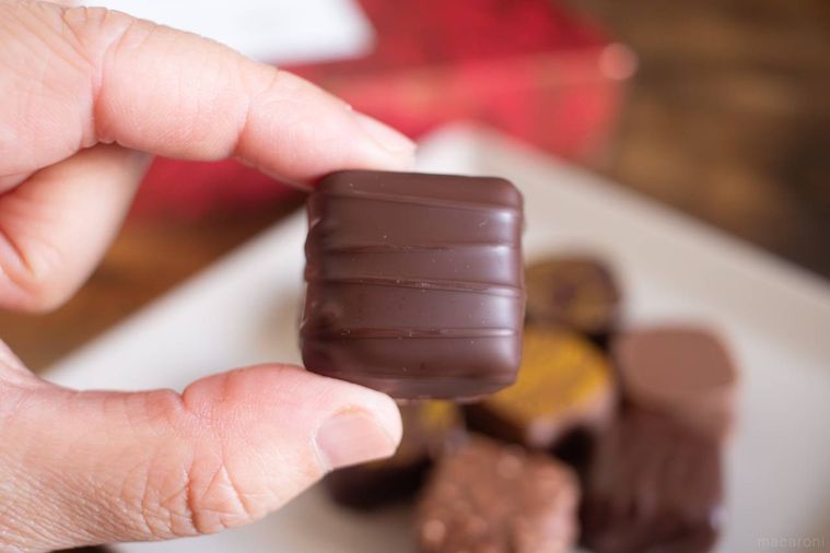 リンツダークヘーゼルナッツ プラリネを手で持っている