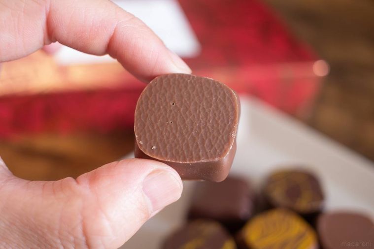 リンツミルクティープラリネを手で持っている