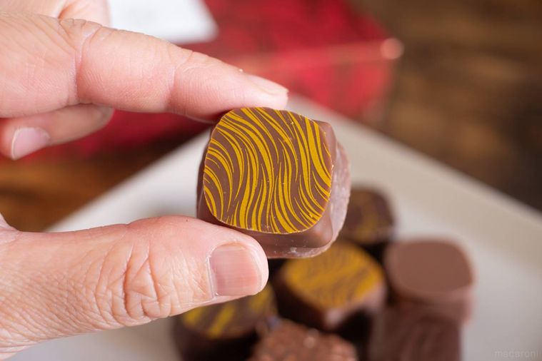 リンツミルクアーモンド ヌガティーヌ プラリネを手で持っている