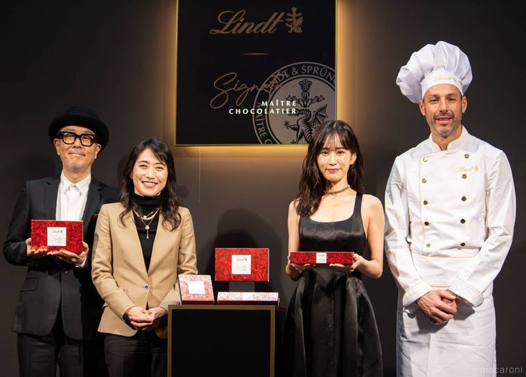 リリー・フランキーさん、福本千秋さん、前田敦子さん、アルノー・ラゴさんが並んでいる