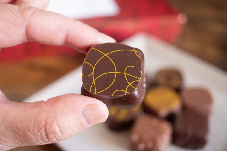 リンツダークユズ プラリネを手で持っている