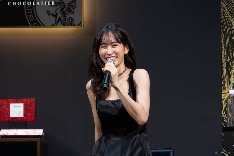 マイクを片手に笑顔を見せる前田敦子さん