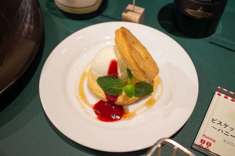 白いお皿に盛り付けられたケンタッキービスケットバニラアイスサンドハニーメイプルを添えて