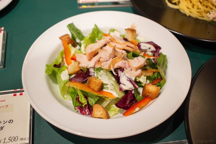 白いお皿に盛り付けられたケンタッキーの香るスモークチキンのシーザーサラダ