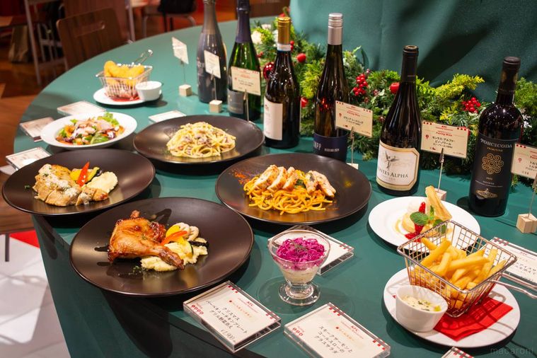 KFCクリスマスレストランのメニューとワインが並んだテーブル