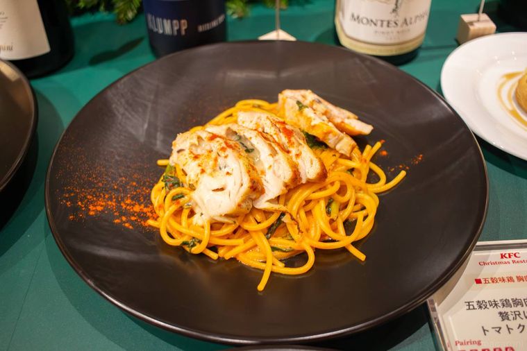 黒いお皿に盛り付けられたケンタッキー五穀味鶏胸肉ローストを贅沢にのせた トマトクリームパスタ