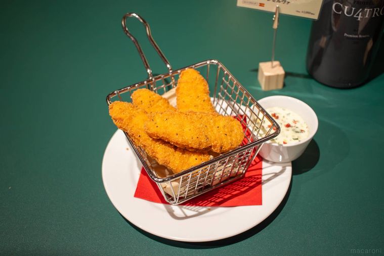 白いお皿に盛り付けられたケンタッキーサクサクチキンテンダー ライムミントのタルタルソース添え