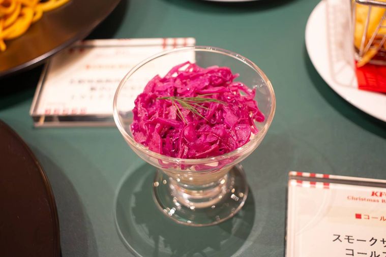 グラスに盛り付けられたサラダ