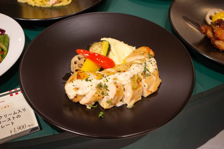 黒いお皿に盛り付けられたケンタッキー具だくさんチーズクリーム入り 五穀味鶏胸肉ローストのホリデープレート