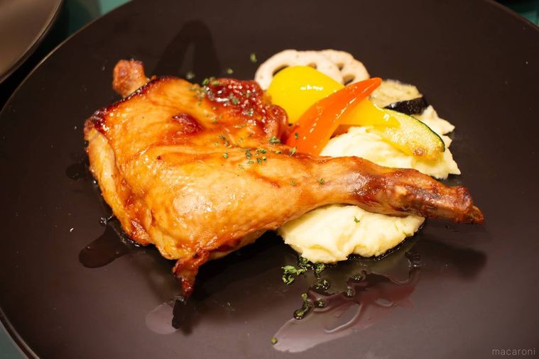 黒いお皿に盛り付けられたケンタッキークリスマス バーベキューチキンプレート グリル野菜添え