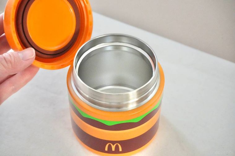 ハンバーガー型のスープジャーのフタを開ける様子