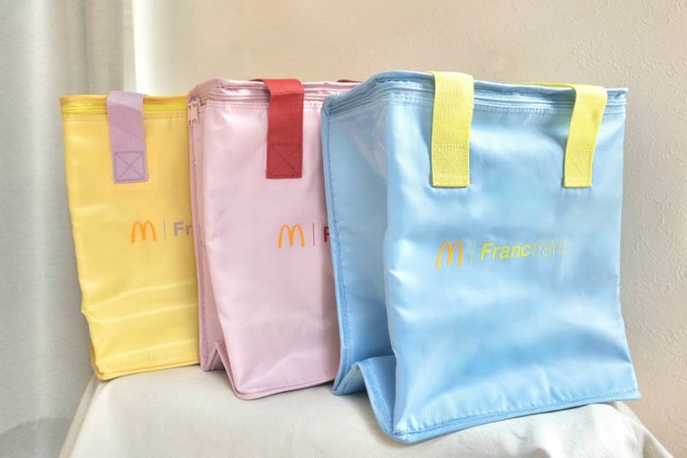 水色とピンクと黄色の保冷バッグ