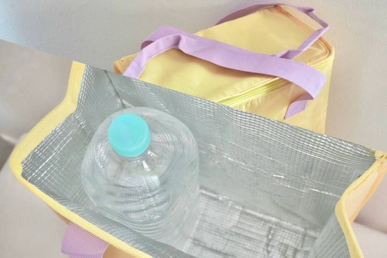 黄色の保冷バッグにペットボトルを入れた様子