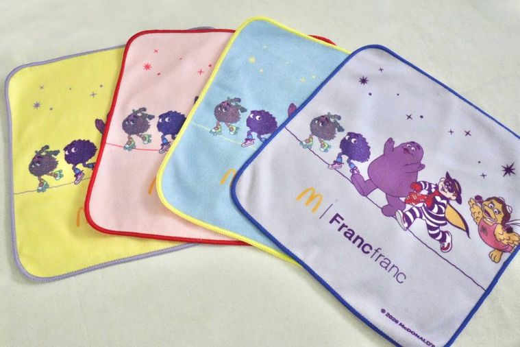 白いテーブルクロスとカラフルなタオルハンカチ