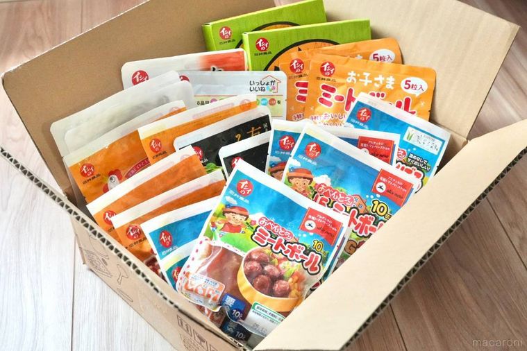 ダンボールに詰められたミートボールやカレーなどの福袋の食品