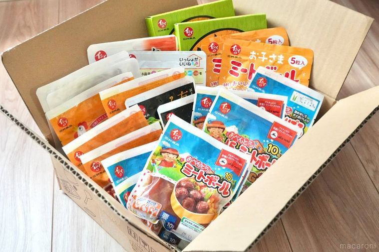 ダンボールに詰められた食品