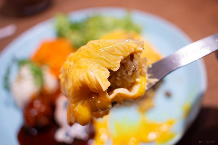 ハチワレ討伐成功ドライカレーオムライスを専用のフォークですくった様子