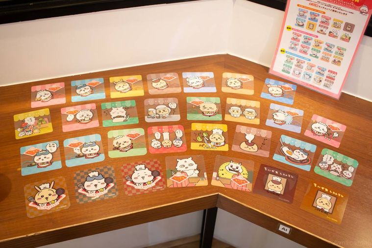 ちいかわレストランのカウンターに並んだ30種類のコースター