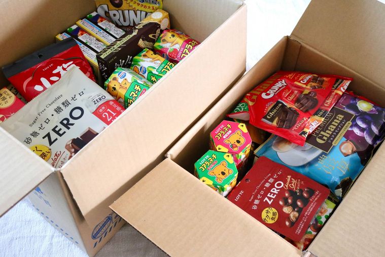 ダンボールいっぱいのお菓子