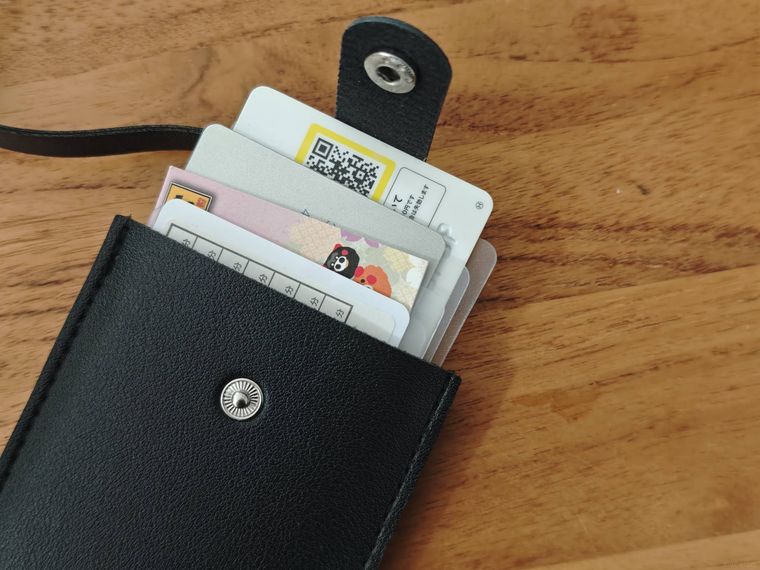 スライドカードホルダーの中にカードを入れている様子