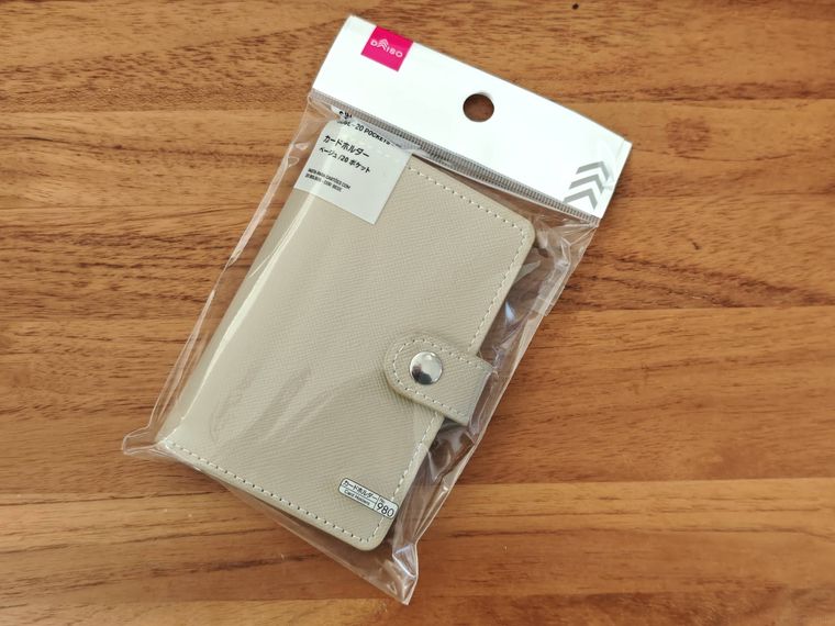 カードホルダーベージュ、20ポケットが机の上に置いてある