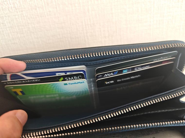長財布に入るカードホルダーを長財布に入れている様子