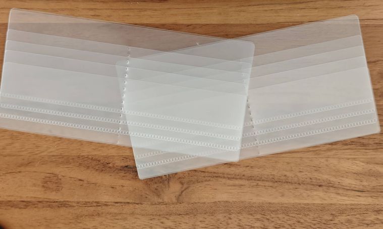 長財布に入るカードホルダーが机の上に置いてある