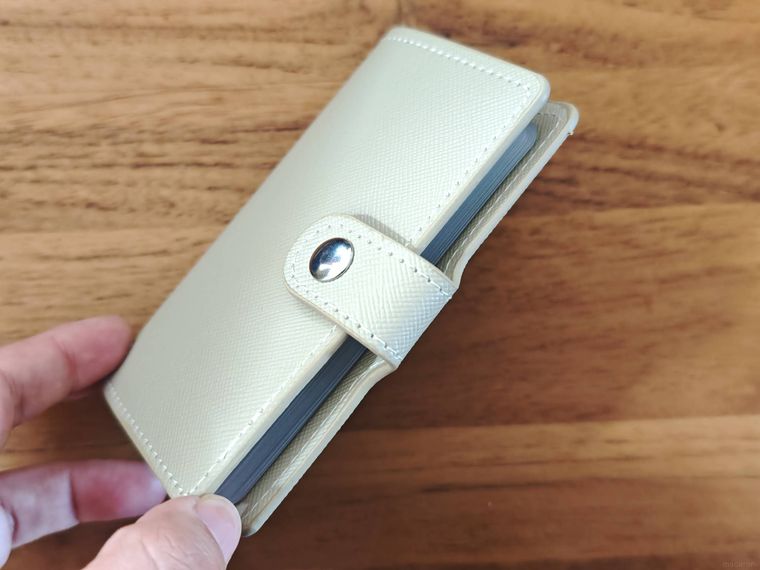 カードホルダーベージュ、20ポケットを持っている様子