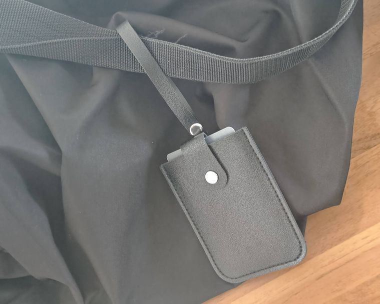 スライドカードホルダーをかばんにつけている様子