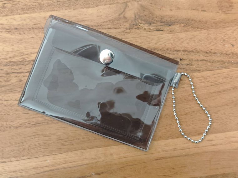 ループ付カードホルダーが机の上に置いてある