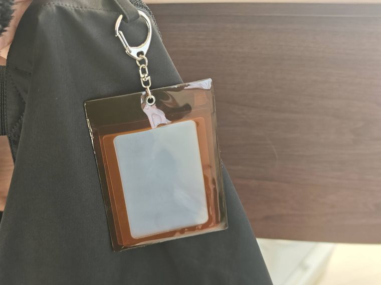 カードホルダーモカ、黒をカバンにつけている様子