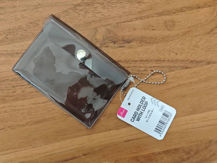 ループ付カードホルダーが机の上に置いてある