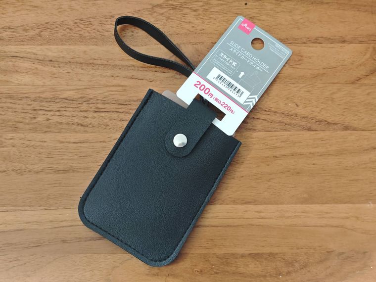 スライドカードホルダーが机の上に置いてある