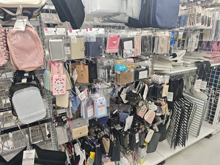 カードホルダーの売場の写真