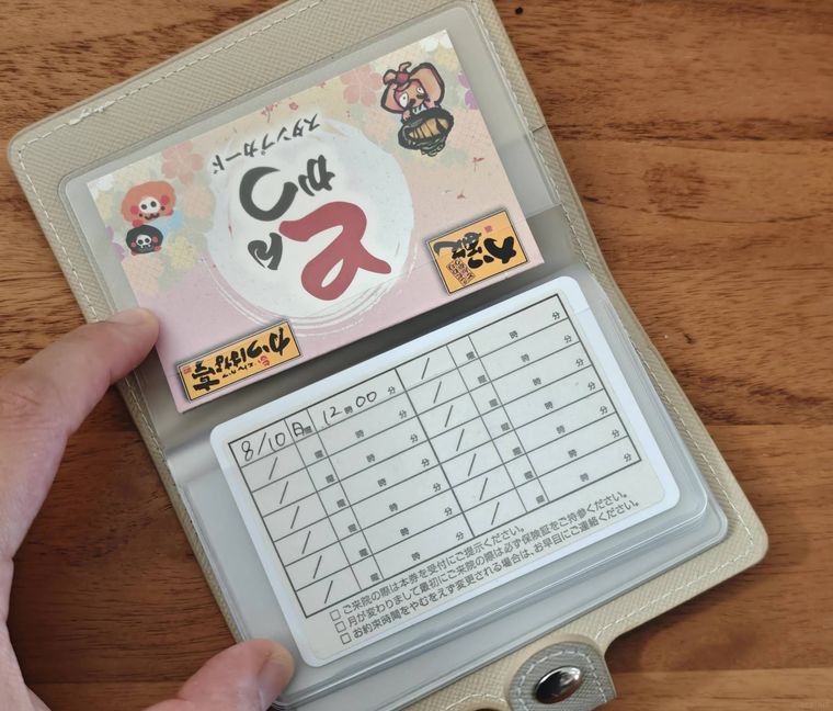 カードホルダーベージュ、20ポケットの中にカードが入っている状態