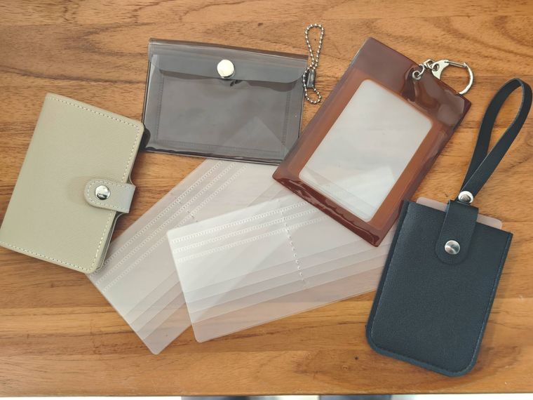 ダイソーカードホルダーが机の上に置いてある