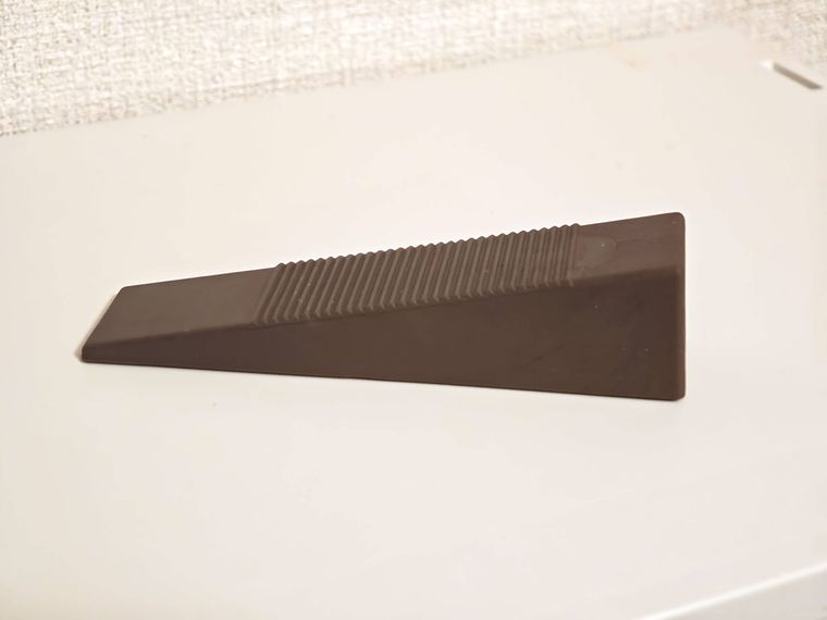 幅広タイプドアストッパーが机の上に置いてある