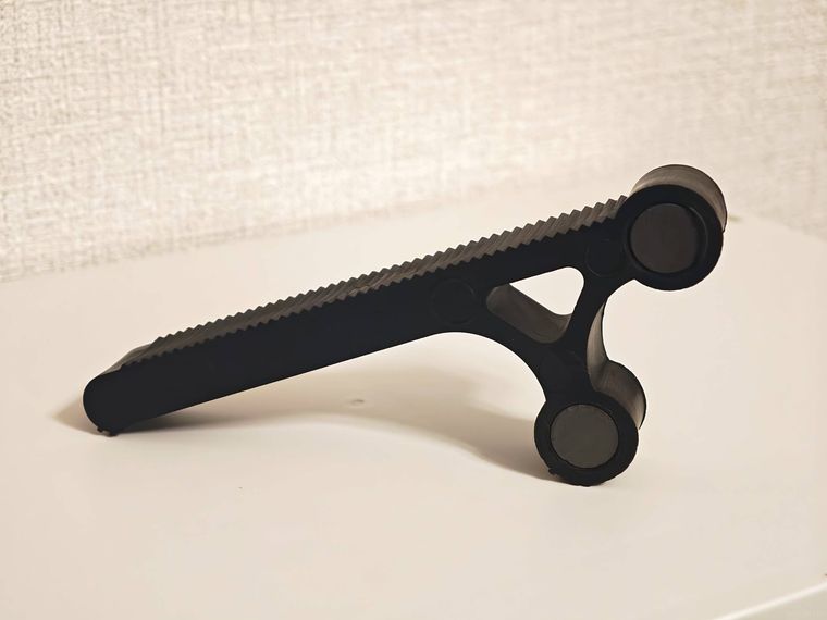 磁石付ドアストッパーが机の上に置いてある