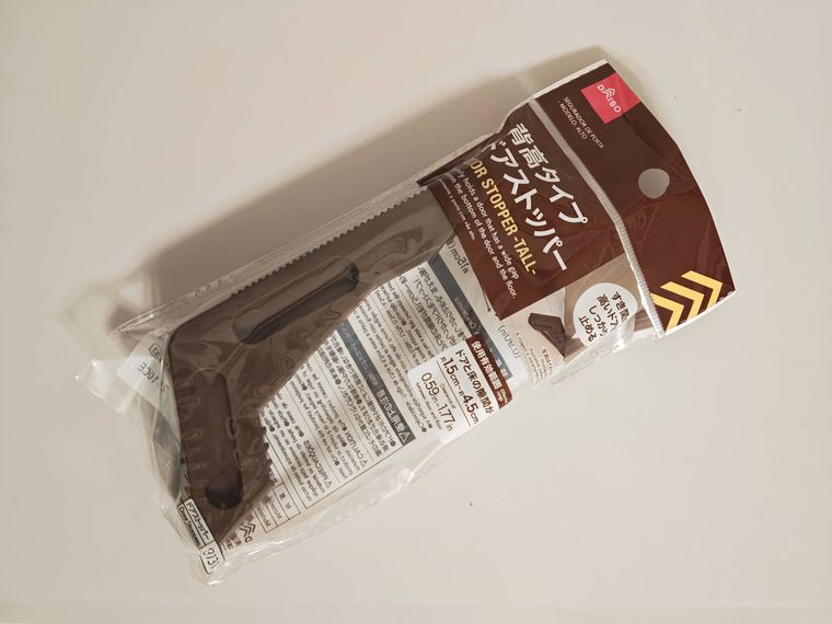 背高ドアストッパーが机の上に置いてある