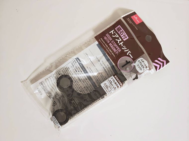 磁石付ドアストッパーが机の上に置いてある