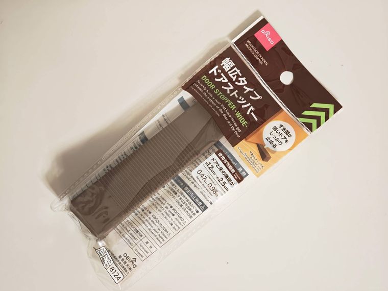 幅広タイプドアストッパーが机の上に置いてある