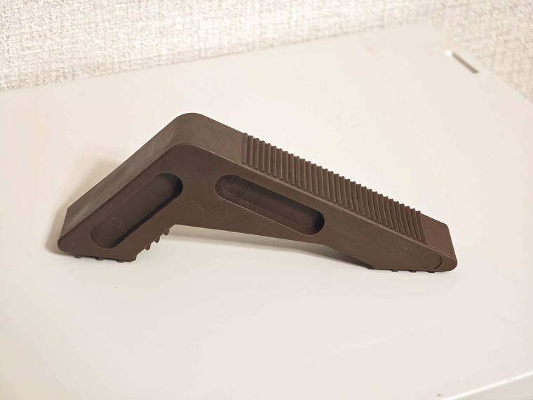 背高ドアストッパーが机の上に置いてある