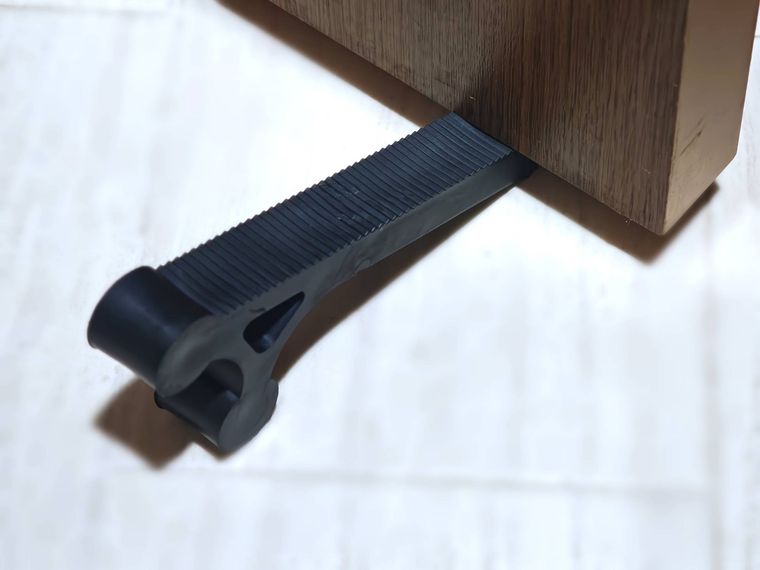 磁石付ドアストッパーを実際に使っている様子