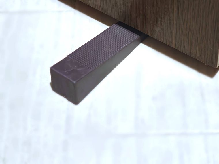 幅広タイプドアストッパーを使っている様子