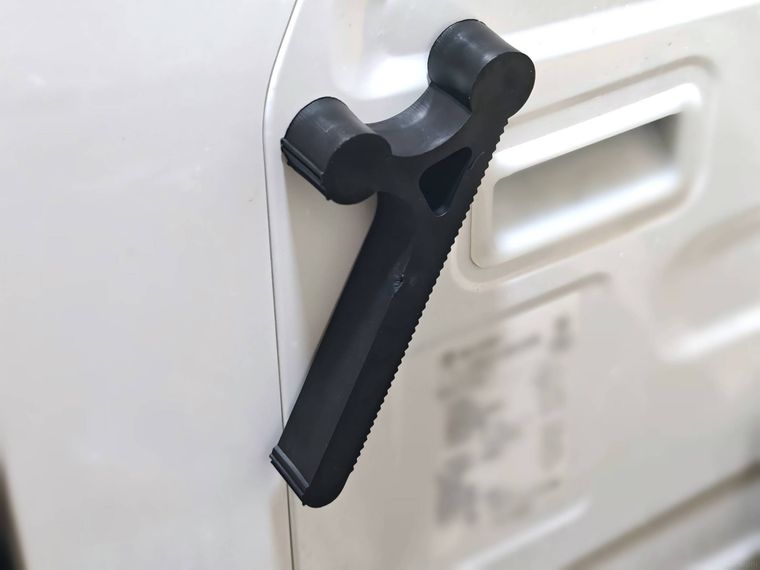 磁石付ドアストッパーを洗濯機につけている様子
