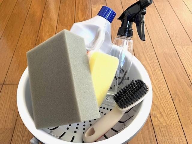 カゴ付きのバケツの中にスポンジやブラシが収納されている