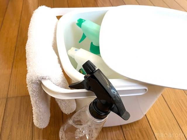 掃除グッズを入れたバケツの取っ手に雑巾が干してある